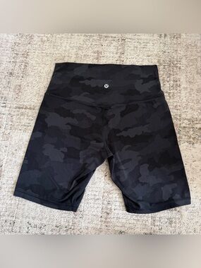 Lululemon Align High-Rise Short 8" size 8 camo black